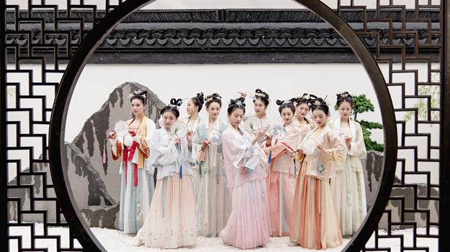 18.第九屆烏鎮(zhèn)戲劇節(jié) 古鎮(zhèn)嘉年華劇目《花弄·醉影》(3).jpg