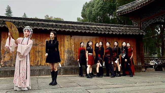 21.第十屆烏鎮(zhèn)戲劇節(jié) 古鎮(zhèn)嘉年華劇目《游·園》(1).jpg